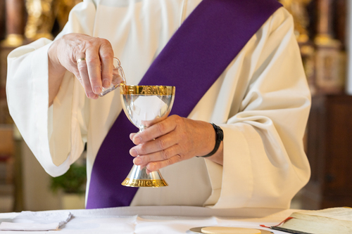 Der Diakon trägt im Gottesdienst das Evangelium vor, oft auch die Fürbitten, bereitet die Gaben, weist auf das 'Geheimnis des Glaubens' hin und fordert die Gemeinde zum Friedensgruß sowie- als letztes Wort der heiligen Messe -zum Hinaustragen des Fri